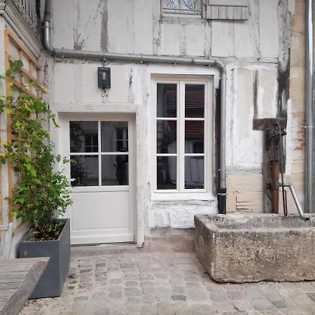 לינה וארוחת בוקר Le Clos De L Agneau 3*